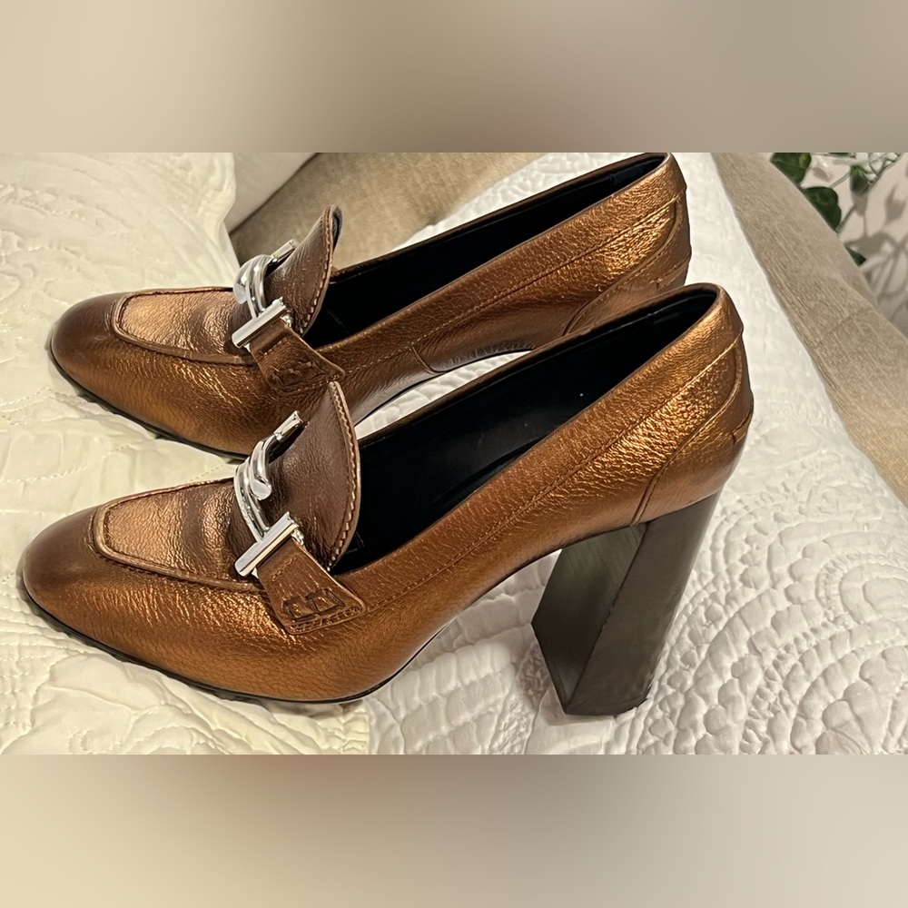 Tod's👠🔥
Tod's Metallic Bronze Leather Gomma Maxi Double T Court Loafer Pumps - Picture 5 of 17